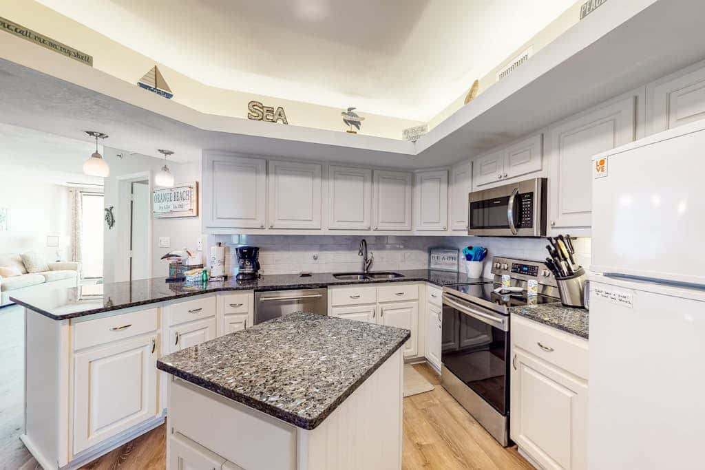Dreamy beach condo with water views, balcony, pool & beach access