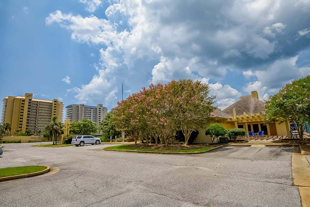 Dreamy beach condo with water views, balcony, pool & beach access