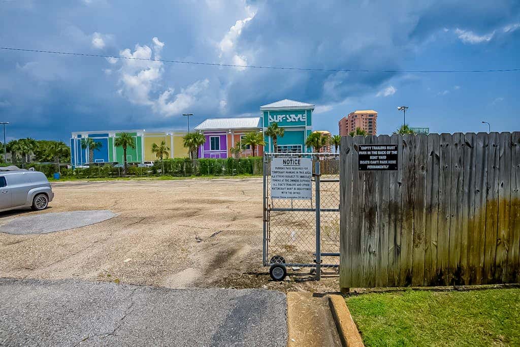 Dreamy beach condo with water views, balcony, pool & beach access