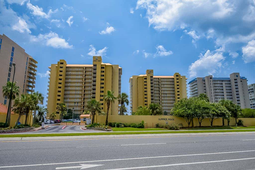 Dreamy beach condo with water views, balcony, pool & beach access