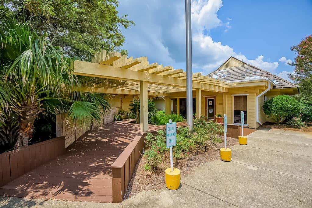 Dreamy beach condo with water views, balcony, pool & beach access