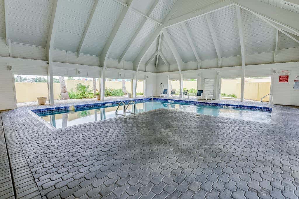 Dreamy beach condo with water views, balcony, pool & beach access