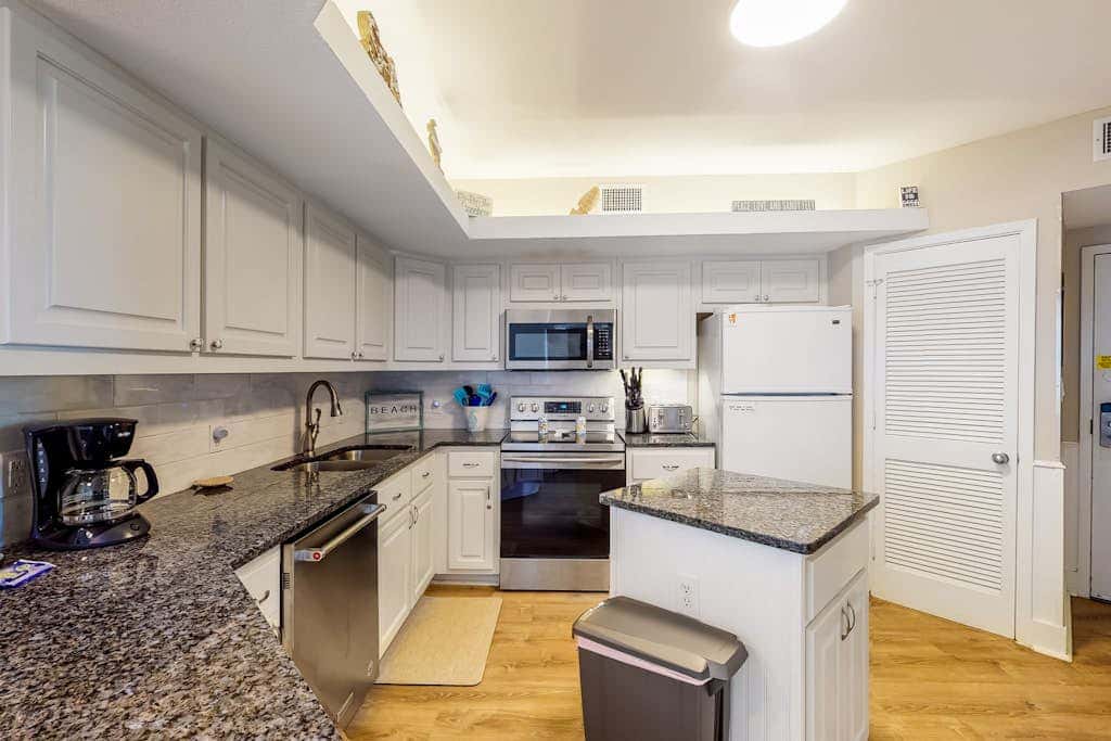 Dreamy beach condo with water views, balcony, pool & beach access