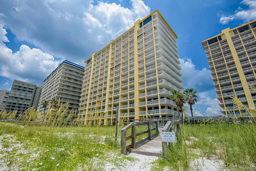 Dreamy beach condo with water views, balcony, pool & beach access