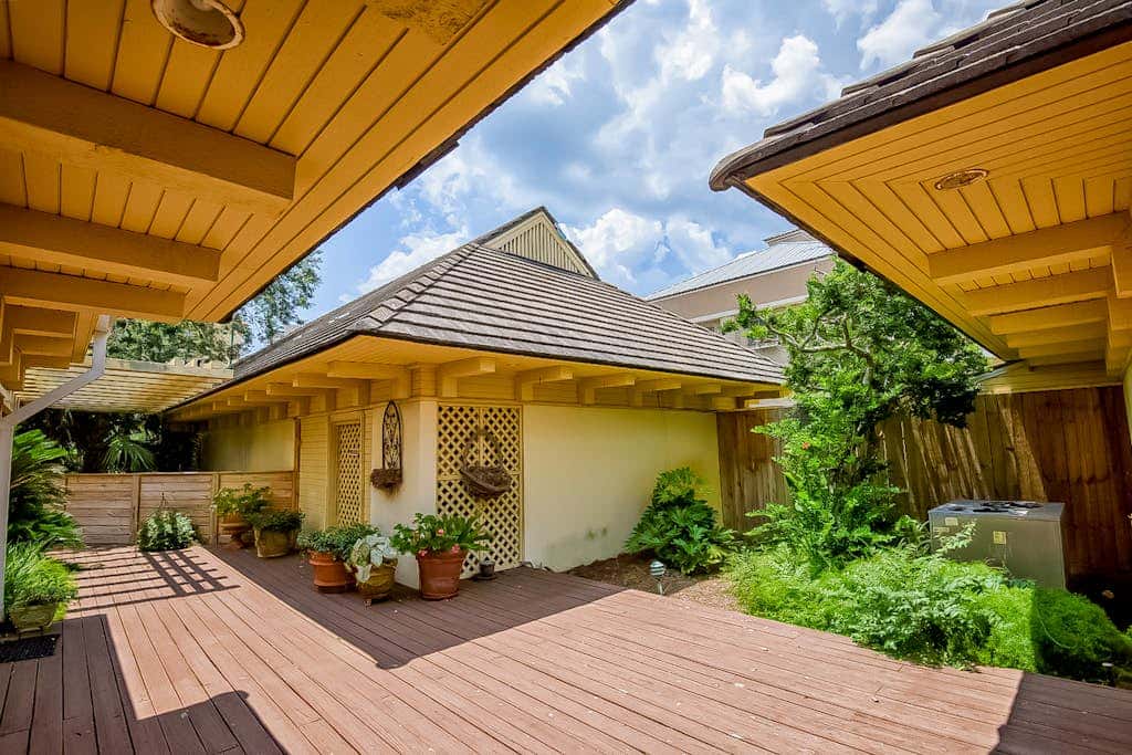 Dreamy beach condo with water views, balcony, pool & beach access