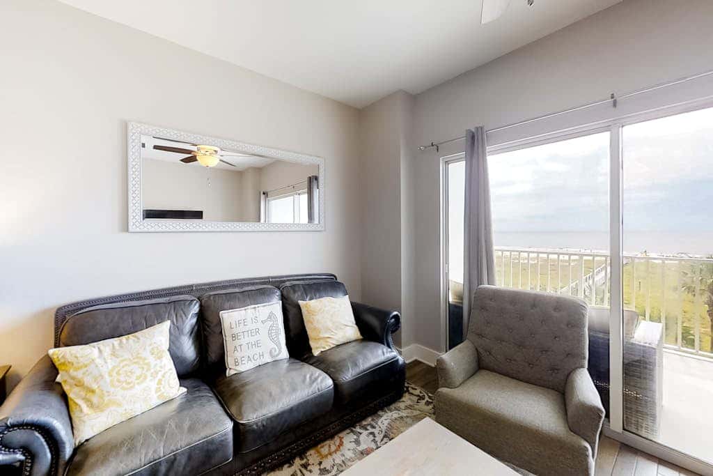 Spacious and Shiny Condo with Shared Pool & Hot Tub, Free WiFi, Central AC