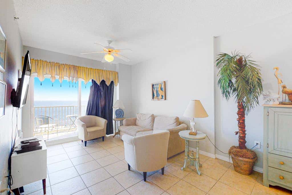 Beachfront Resort Condo Featuring Shared Hot Tub & Pool, Central AC, Free WiFi