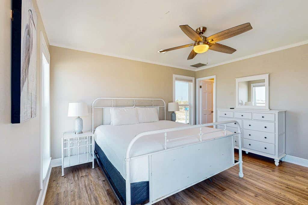 Amazing beachfront oasis with Gulf views, free WiFi, pool, and central AC