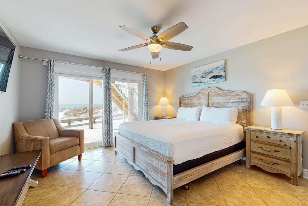 Amazing beachfront oasis with Gulf views, free WiFi, pool, and central AC