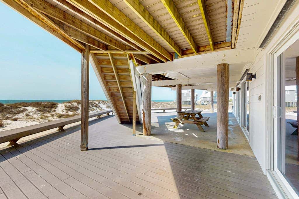 Amazing beachfront oasis with Gulf views, free WiFi, pool, and central AC