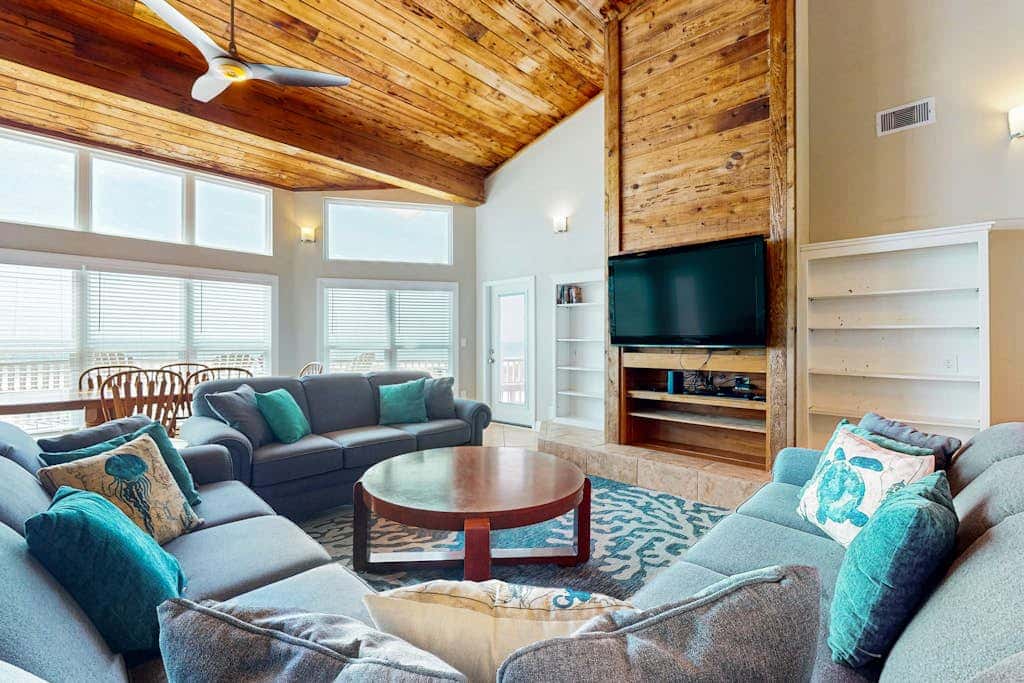 Amazing beachfront oasis with Gulf views, free WiFi, pool, and central AC