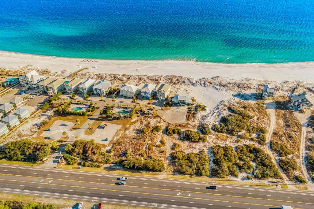 Amazing beachfront oasis with Gulf views, free WiFi, pool, and central AC