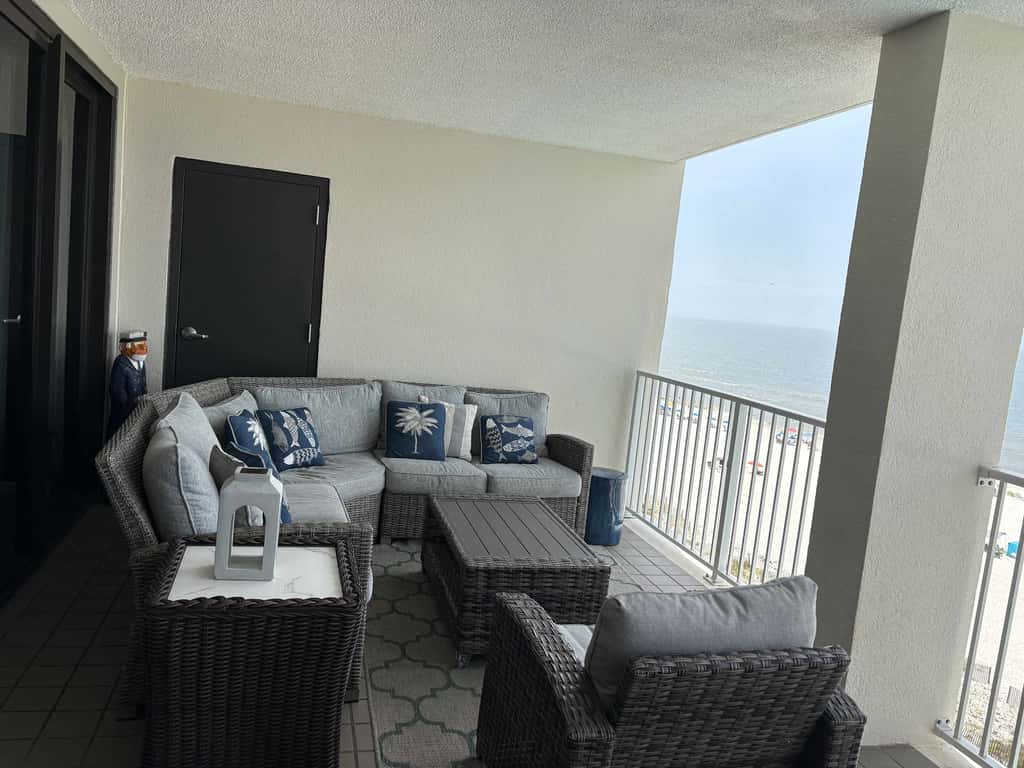 Gulf-front condo with shaded deck, AC, pools, hot tub, tennis & Gym