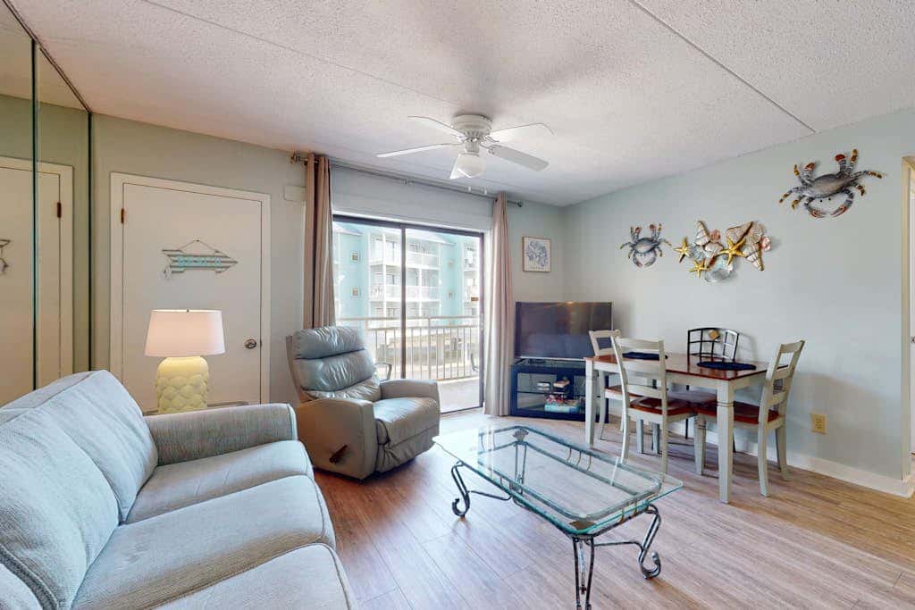 Beautiful condo in Gulf-Front resort with shared pool, free WiFi, & AC