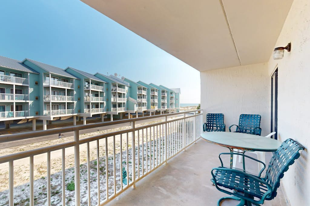 Beautiful condo in Gulf-Front resort with shared pool, free WiFi, & AC