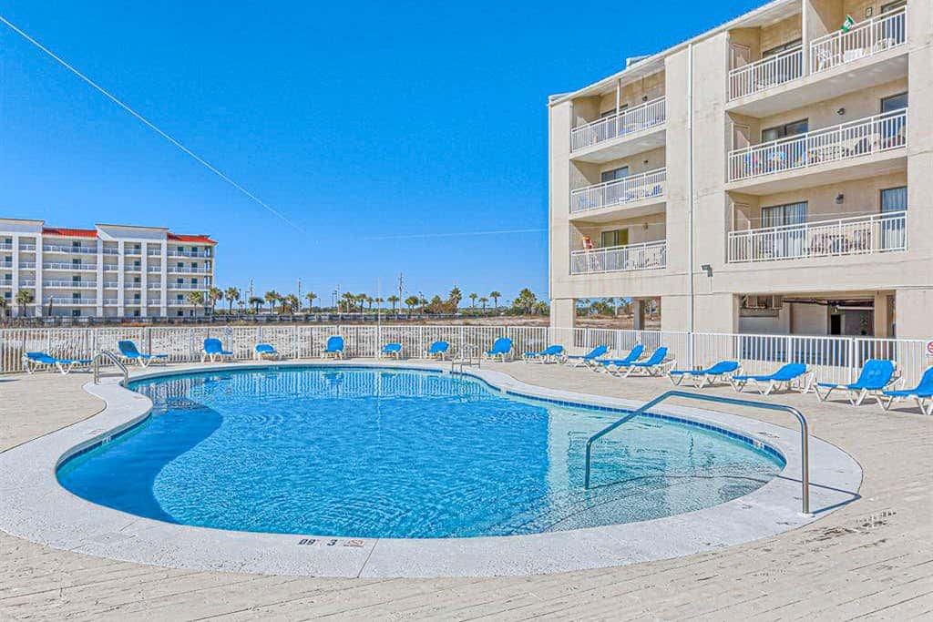 Beautiful condo in Gulf-Front resort with shared pool, free WiFi, & AC