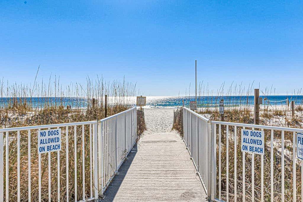 Beautiful condo in Gulf-Front resort with shared pool, free WiFi, & AC