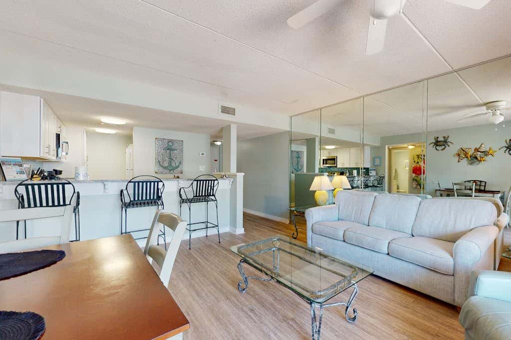 Beautiful condo in Gulf-Front resort with shared pool, free WiFi, & AC