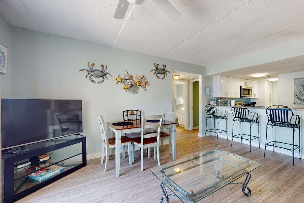 Beautiful condo in Gulf-Front resort with shared pool, free WiFi, & AC
