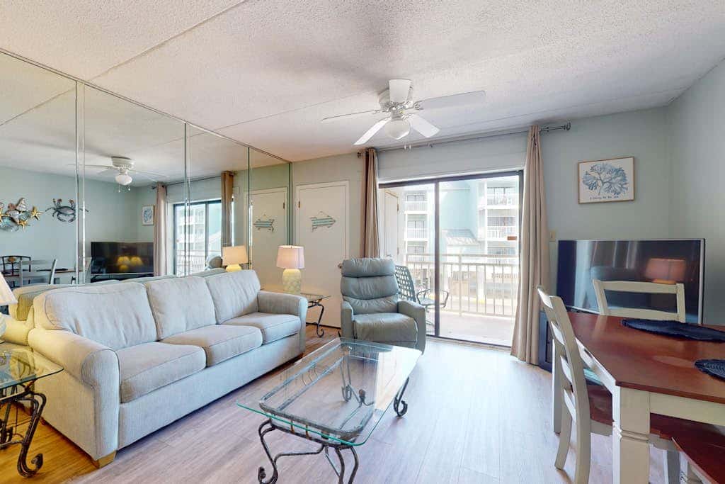 Beautiful condo in Gulf-Front resort with shared pool, free WiFi, & AC