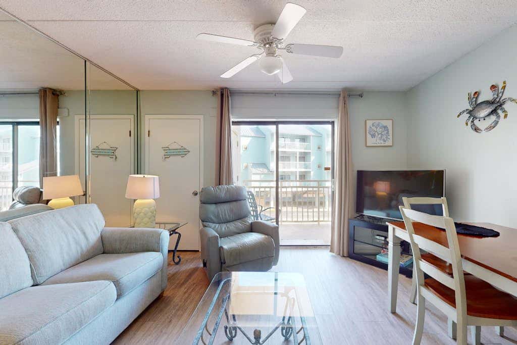 Beautiful condo in Gulf-Front resort with shared pool, free WiFi, & AC