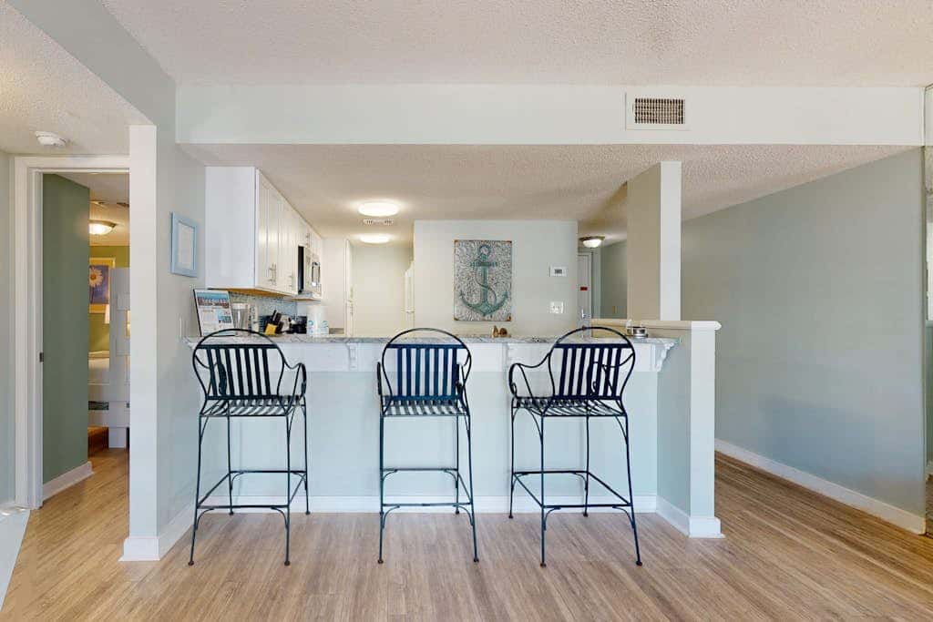 Beautiful condo in Gulf-Front resort with shared pool, free WiFi, & AC
