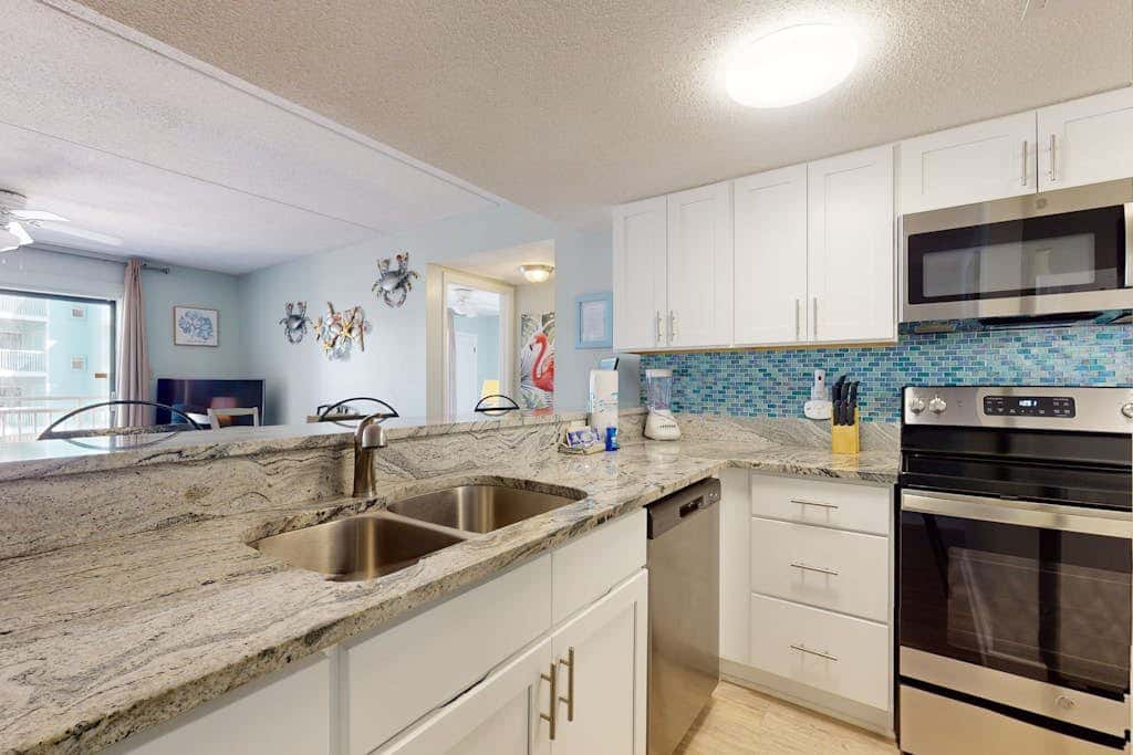 Beautiful condo in Gulf-Front resort with shared pool, free WiFi, & AC