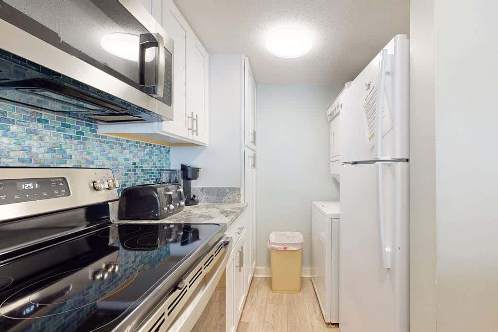 Beautiful condo in Gulf-Front resort with shared pool, free WiFi, & AC