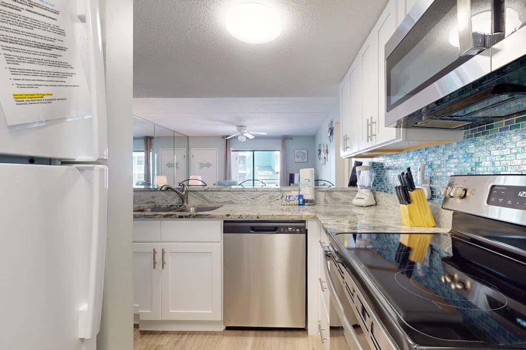 Beautiful condo in Gulf-Front resort with shared pool, free WiFi, & AC