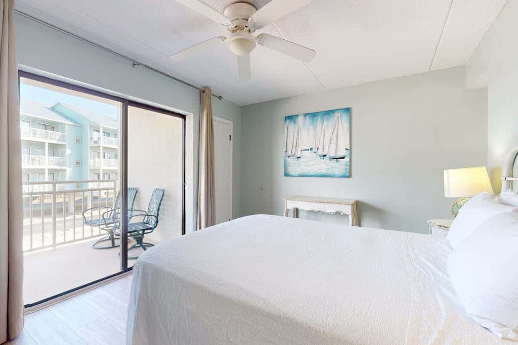 Beautiful condo in Gulf-Front resort with shared pool, free WiFi, & AC