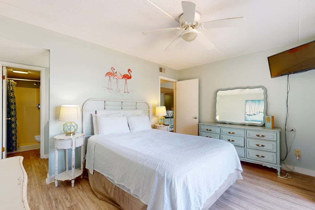 Beautiful condo in Gulf-Front resort with shared pool, free WiFi, & AC