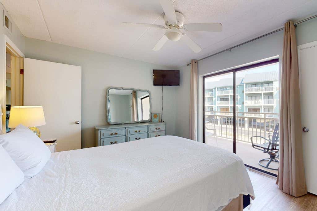 Beautiful condo in Gulf-Front resort with shared pool, free WiFi, & AC