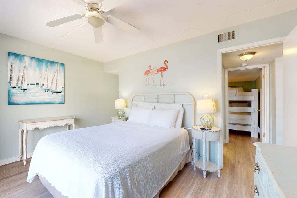 Beautiful condo in Gulf-Front resort with shared pool, free WiFi, & AC
