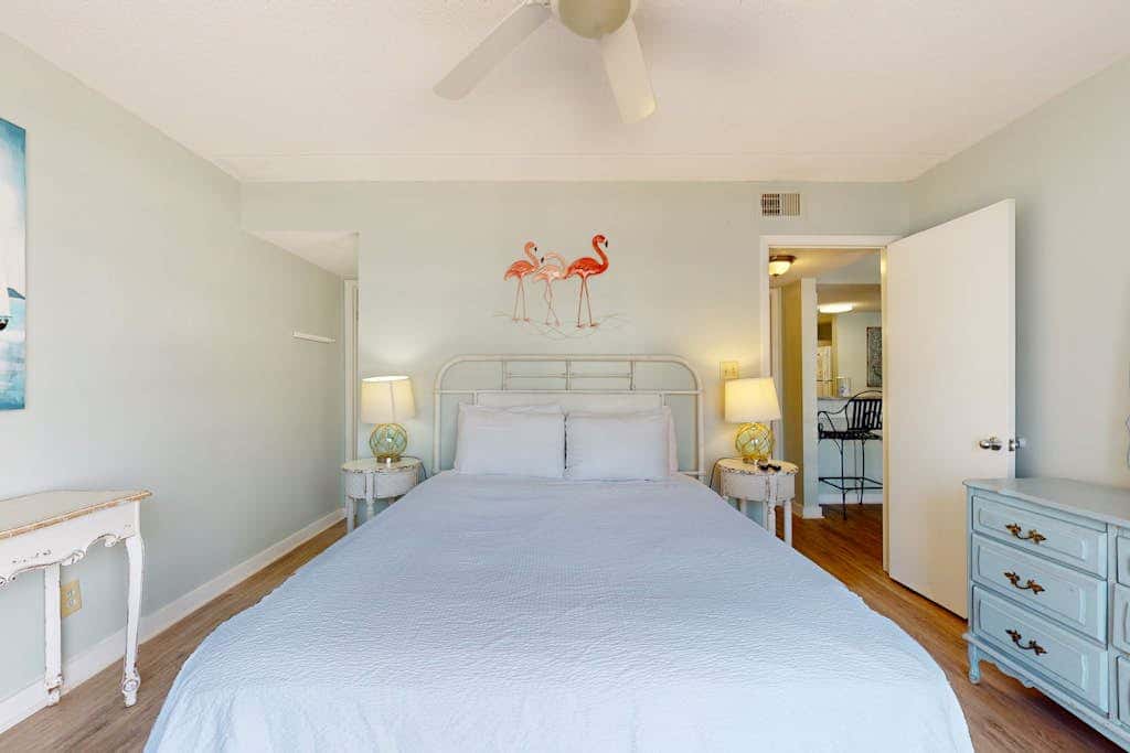 Beautiful condo in Gulf-Front resort with shared pool, free WiFi, & AC