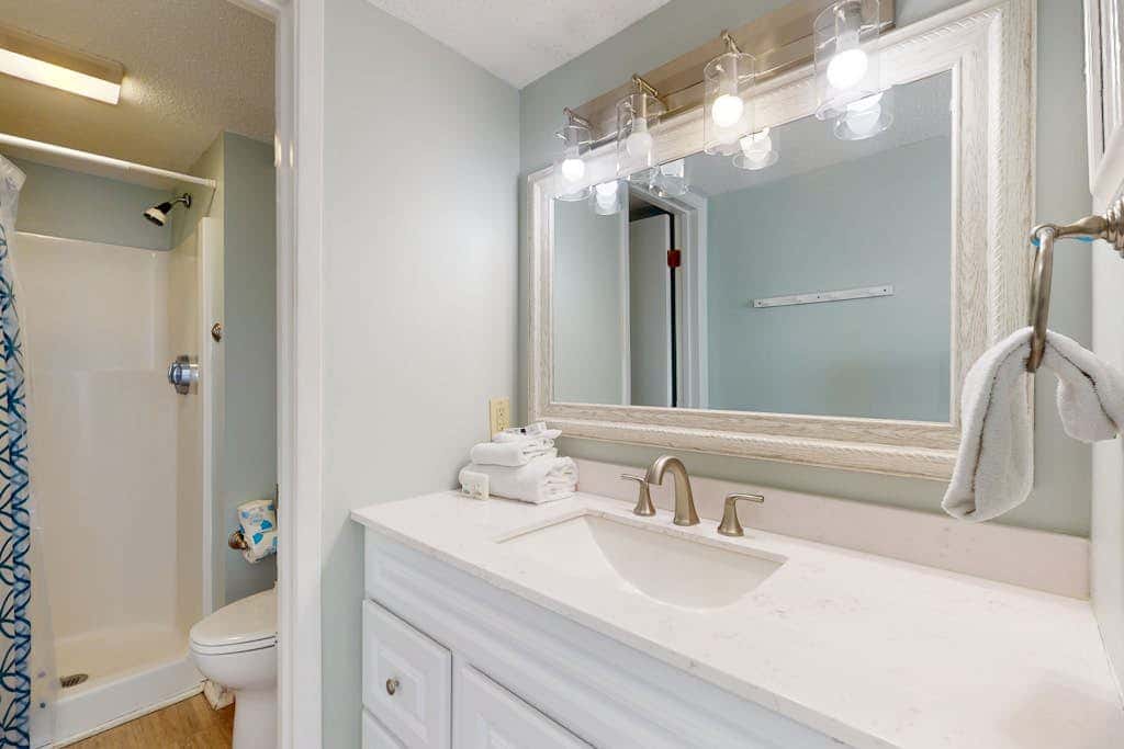 Beautiful condo in Gulf-Front resort with shared pool, free WiFi, & AC