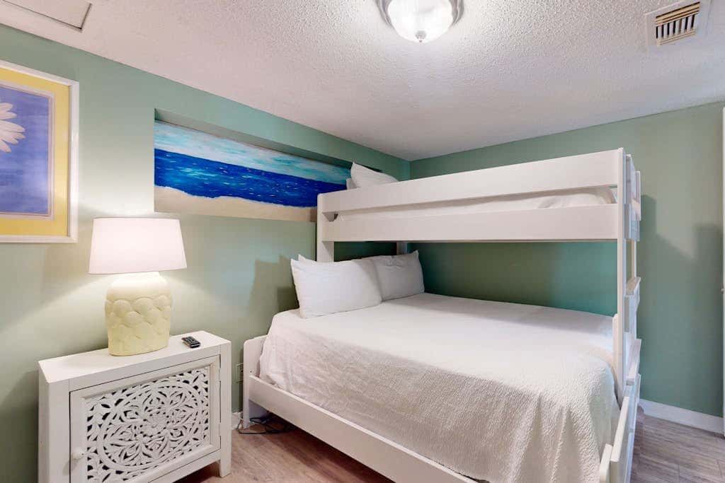 Beautiful condo in Gulf-Front resort with shared pool, free WiFi, & AC