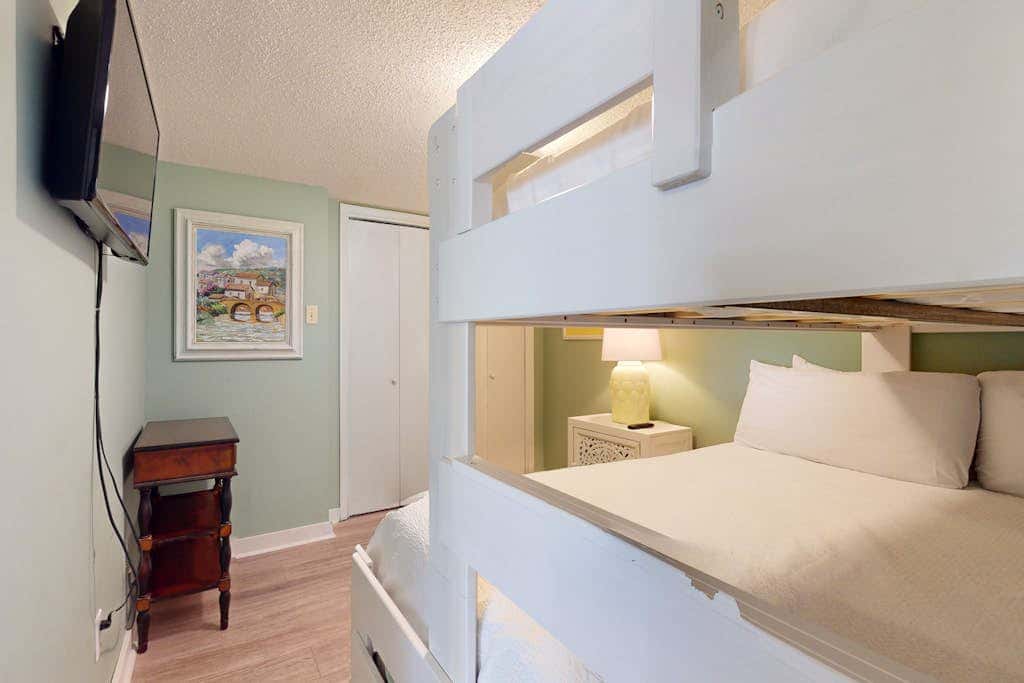 Beautiful condo in Gulf-Front resort with shared pool, free WiFi, & AC