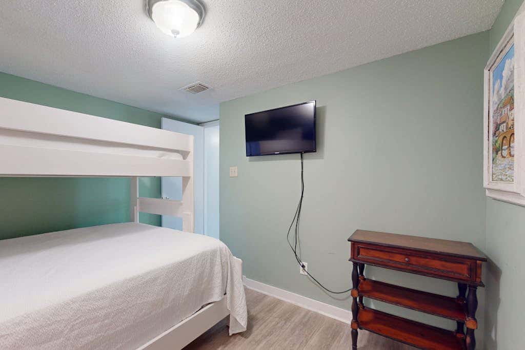 Beautiful condo in Gulf-Front resort with shared pool, free WiFi, & AC