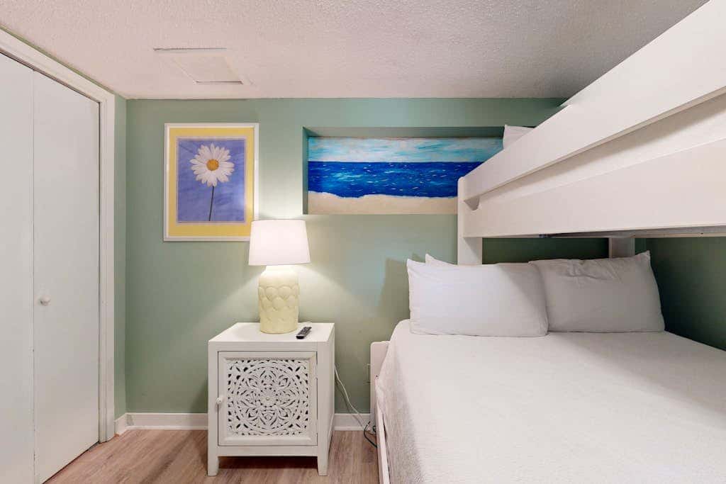 Beautiful condo in Gulf-Front resort with shared pool, free WiFi, & AC