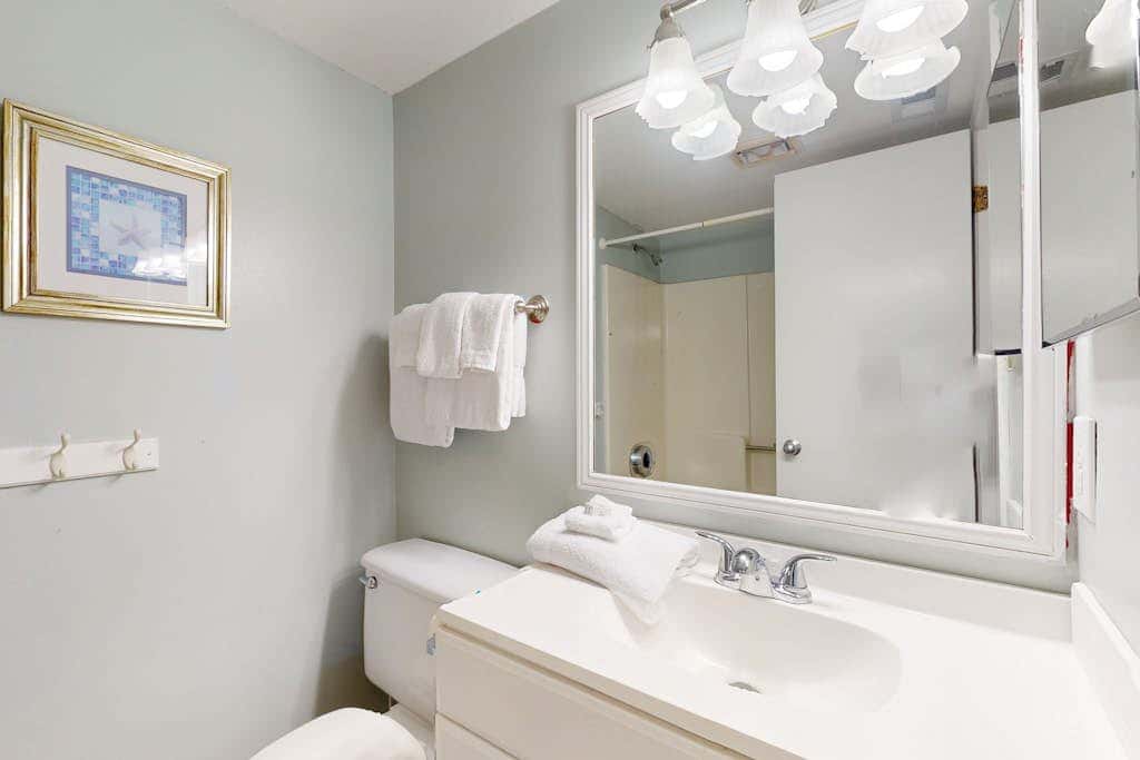 Beautiful condo in Gulf-Front resort with shared pool, free WiFi, & AC