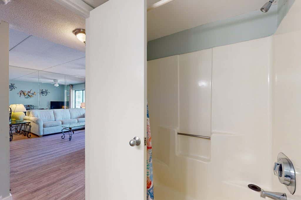 Beautiful condo in Gulf-Front resort with shared pool, free WiFi, & AC