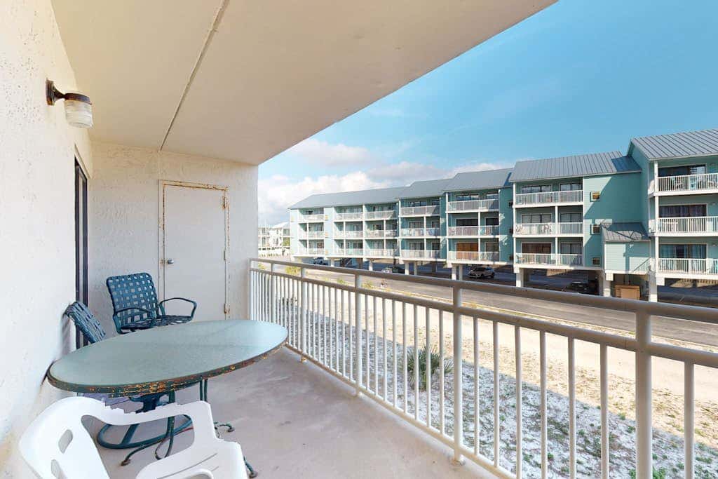 Beautiful condo in Gulf-Front resort with shared pool, free WiFi, & AC