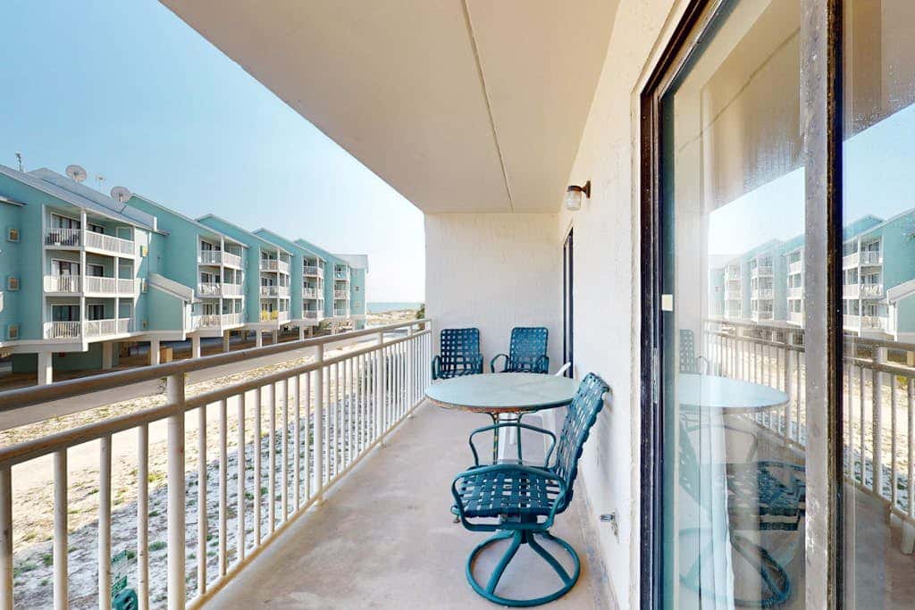 Beautiful condo in Gulf-Front resort with shared pool, free WiFi, & AC