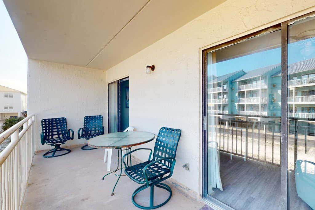 Beautiful condo in Gulf-Front resort with shared pool, free WiFi, & AC
