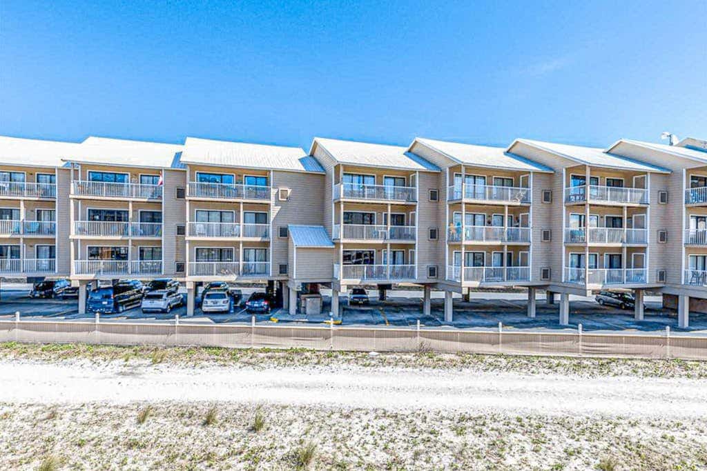 Beautiful condo in Gulf-Front resort with shared pool, free WiFi, & AC