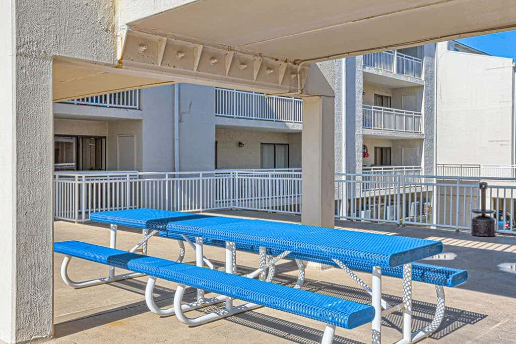 Beautiful condo in Gulf-Front resort with shared pool, free WiFi, & AC