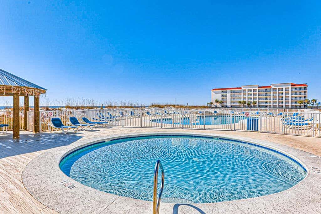 Beautiful condo in Gulf-Front resort with shared pool, free WiFi, & AC