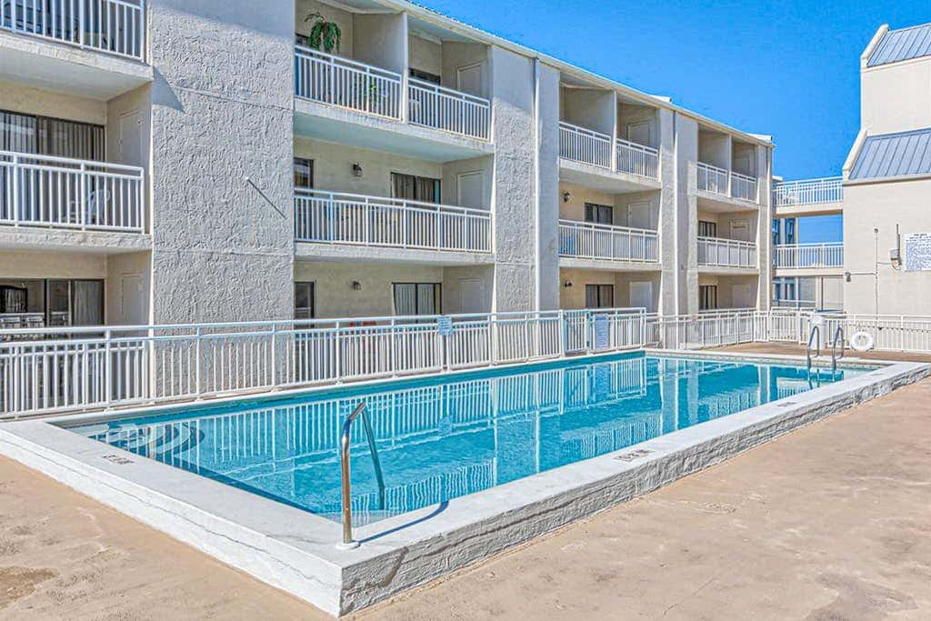 Beautiful condo in Gulf-Front resort with shared pool, free WiFi, & AC