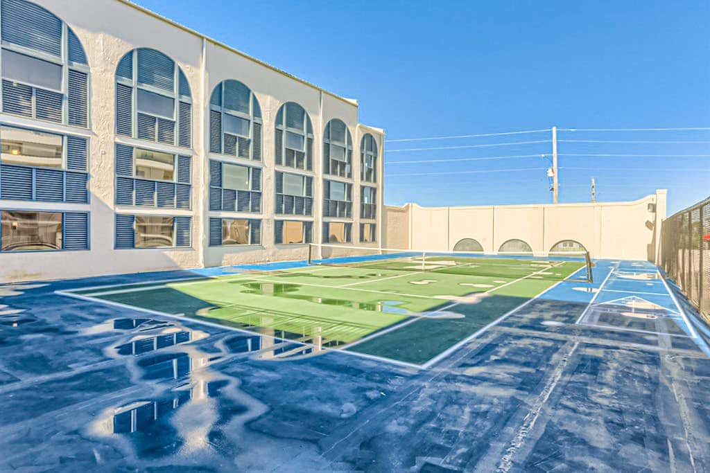 Beautiful condo in Gulf-Front resort with shared pool, free WiFi, & AC