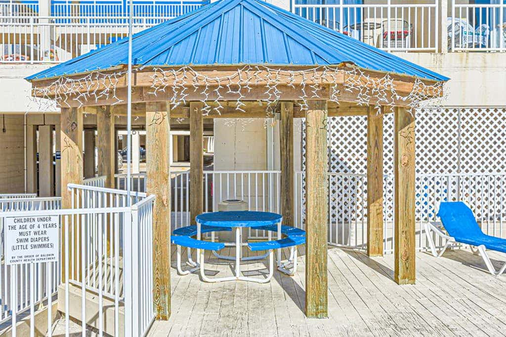 Beautiful condo in Gulf-Front resort with shared pool, free WiFi, & AC